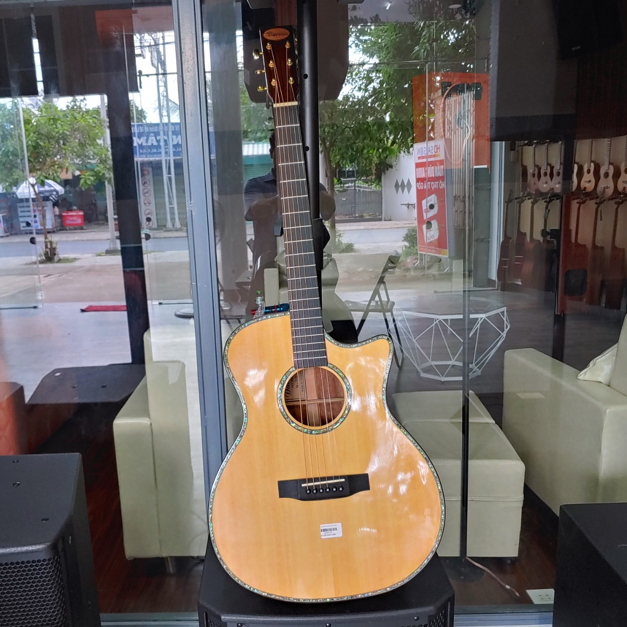 Đàn guitar Darren M70